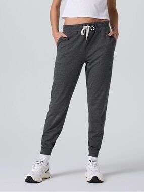Vuori performance joggers in charcoal heather